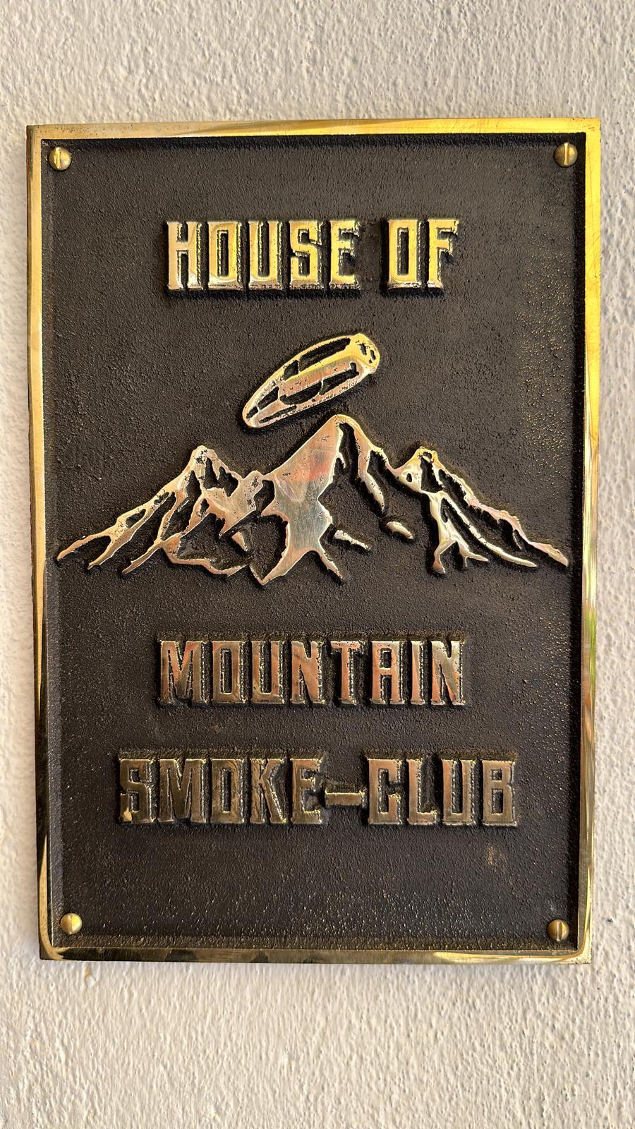 Mountain Smoke Gallery – Schild am House of Mountain-Smoke